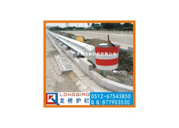龍橋護(hù)欄廠生產(chǎn)高速公路防撞護(hù)欄 道路波形板防撞欄 波形欄桿