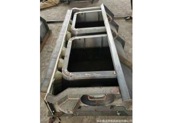 植草生態(tài)砌塊鋼模具經(jīng)久耐用，箱式砌磚護(hù)坡模具廠家供貨