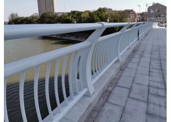 橋梁防撞護(hù)欄 河道欄桿河邊隔離欄 市政護(hù)欄